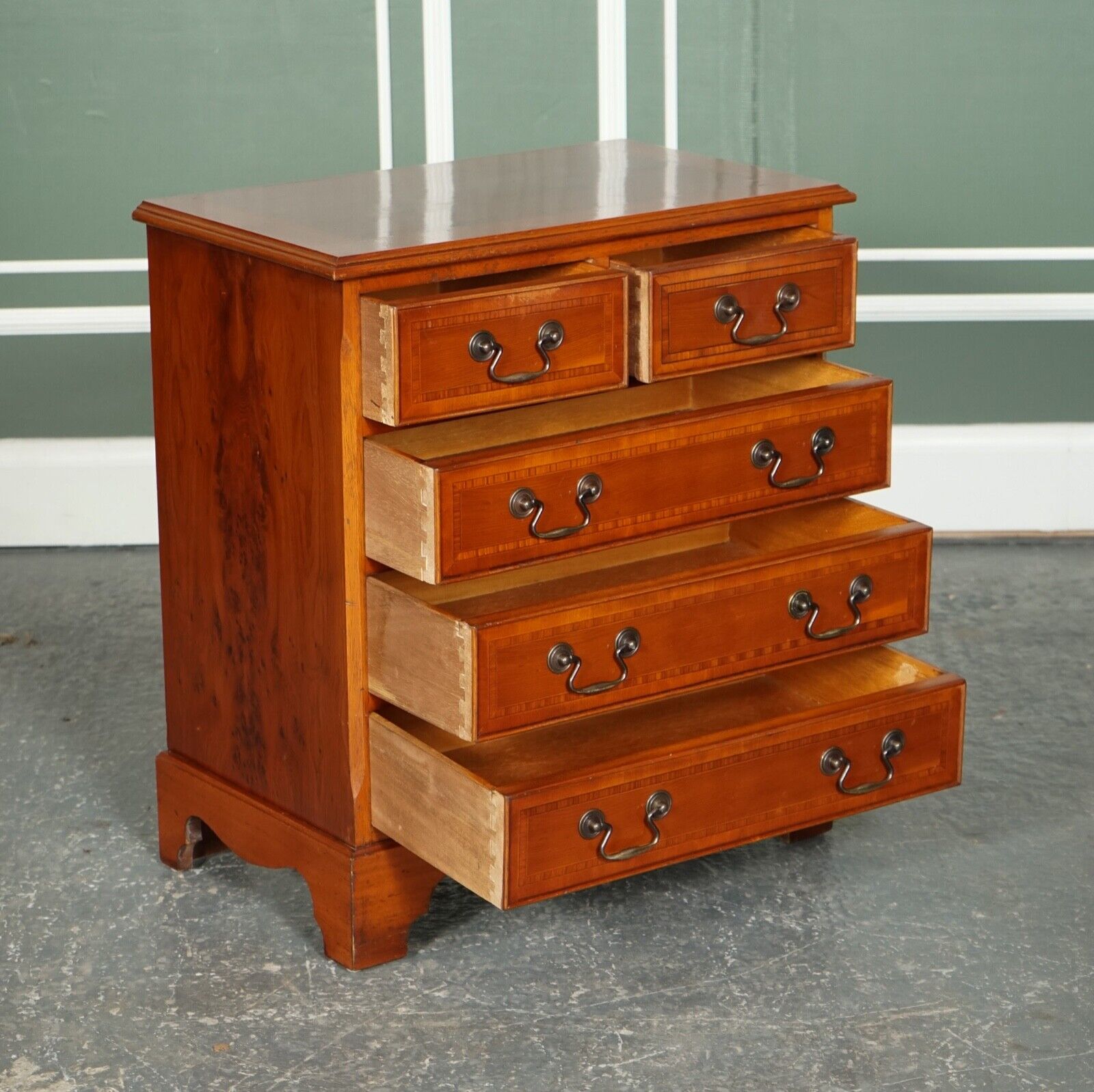 LOVELY YEW WOOD GEORGIAN STYLE CHEST OF DRAWERS BRASS HANDLES