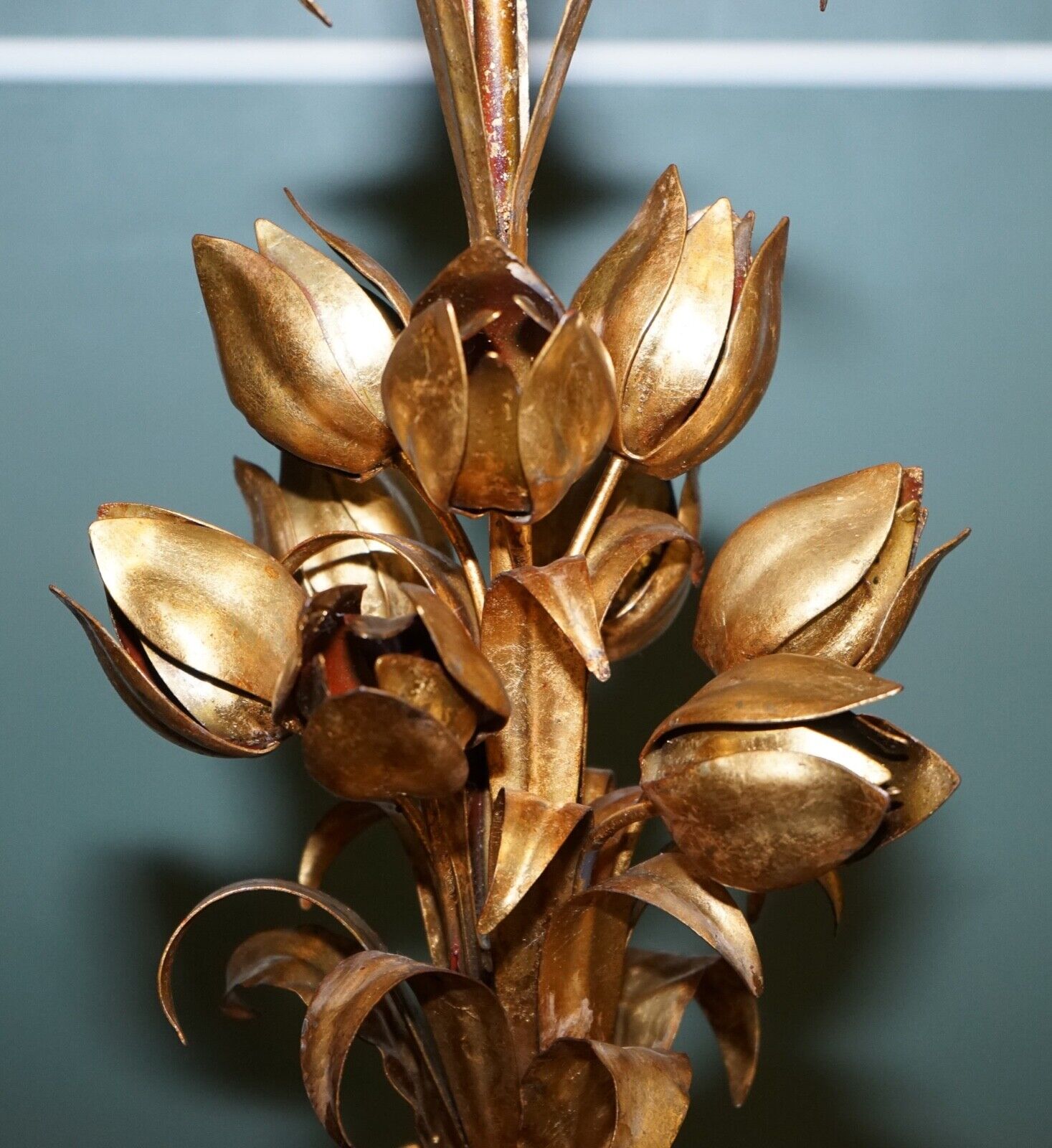 ITALIAN HOLLYWOOD REGENCY GOLD TONE WITH TULIP & LOTUS FLOWER DESIGN TABLE LAMP