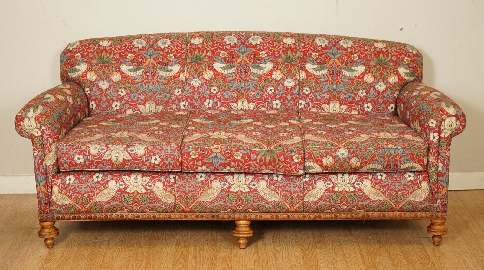 LOVELY COUNTRYHOUSE SOFA UPHOLSTERED IN WILLIAM MORRIS STRAWBERRY THIEF FABRIC