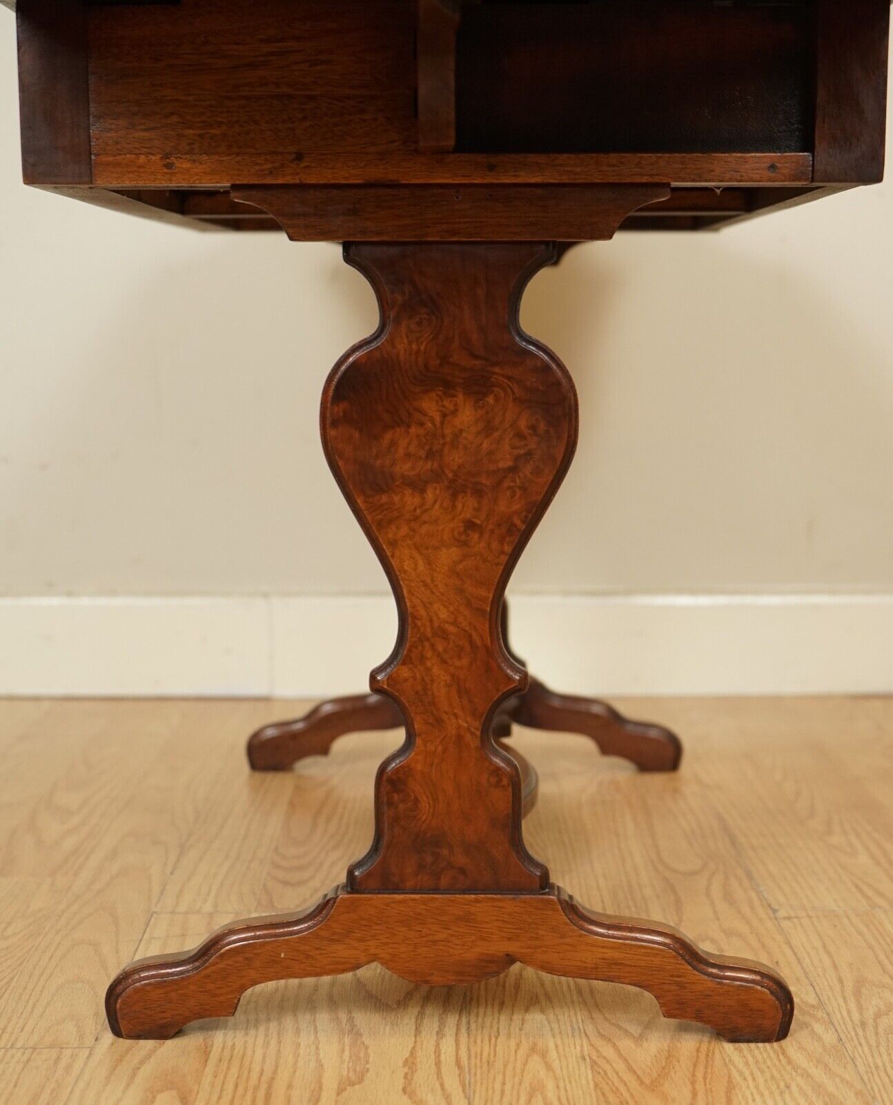 LOVELY BEVAN AND FUNNELL BURR WALNUT EXTENDING DROPLEAF SIDE END TABLE
