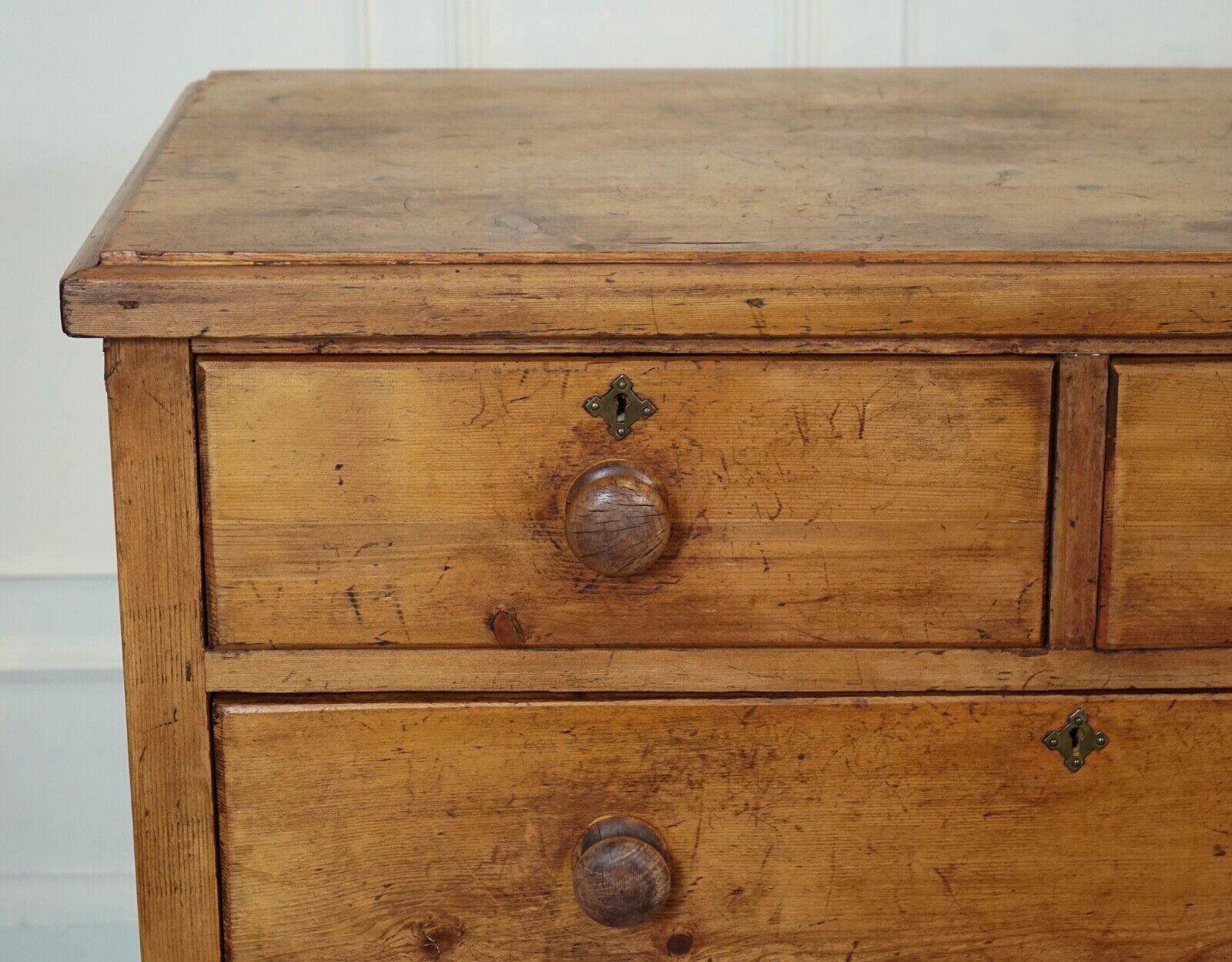 ANTIQUE LATE VICTORIAN PINE CHEST OF DRAWERS WITH ORIGINAL TURNED WOODEN HANDLES