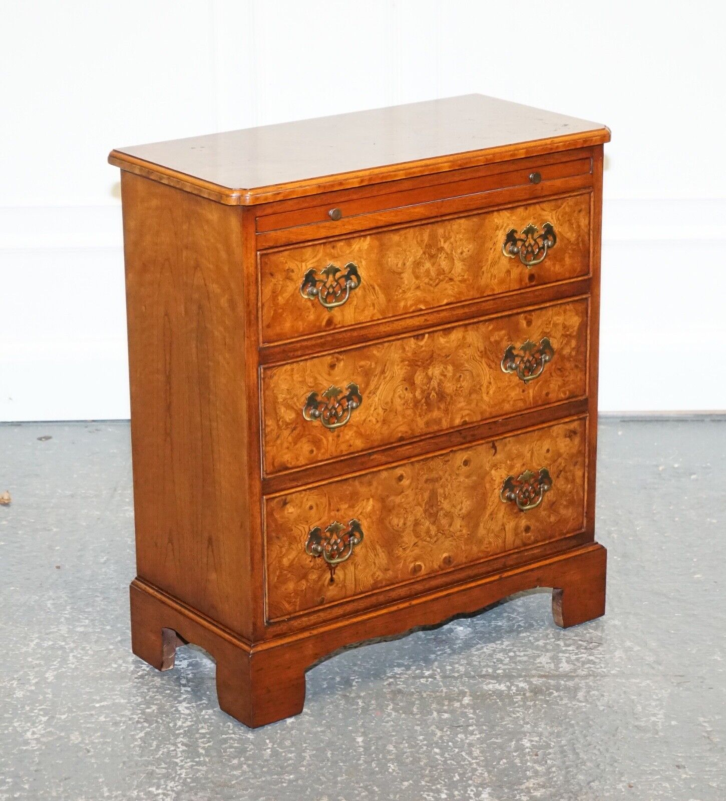 LOVELY VINTAGE BURR WALNUT BACHERLORS CHEST OF DRAWERS WITH A BUTLER SLIDE
