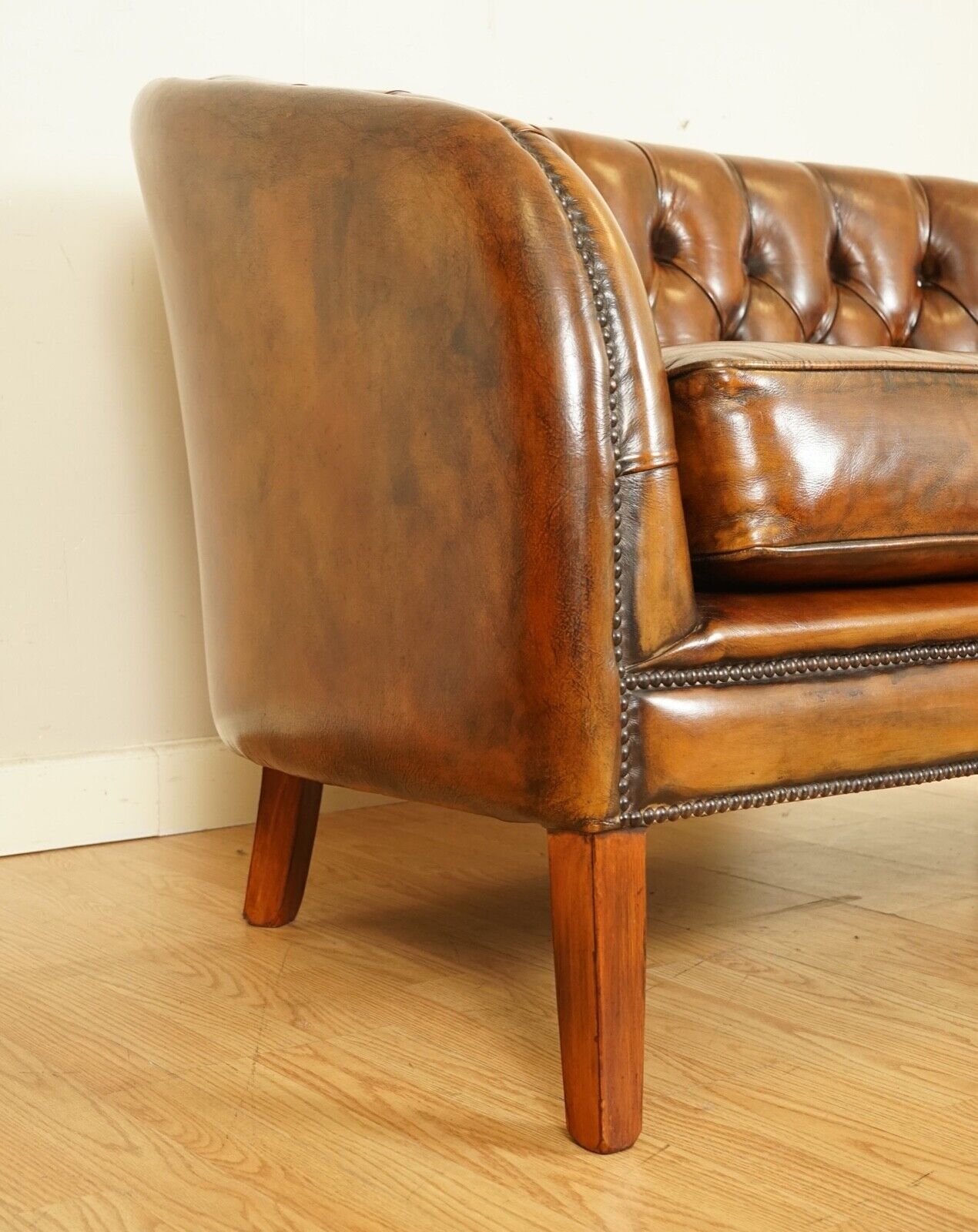 STUNNING FULLY RESTORED HAND DYED WHISKEY BROWN LEATHER TWO SEATER SOFA (2/2)