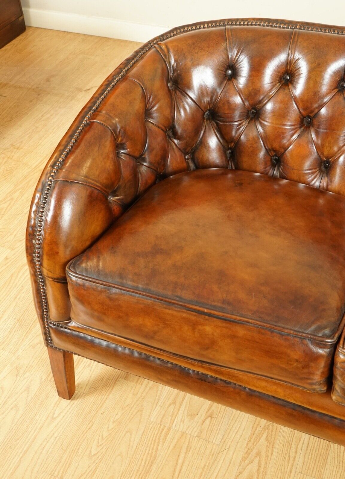 STUNNING FULLY RESTORED HAND DYED WHISKEY BROWN LEATHER TWO SEATER SOFA (1/2)