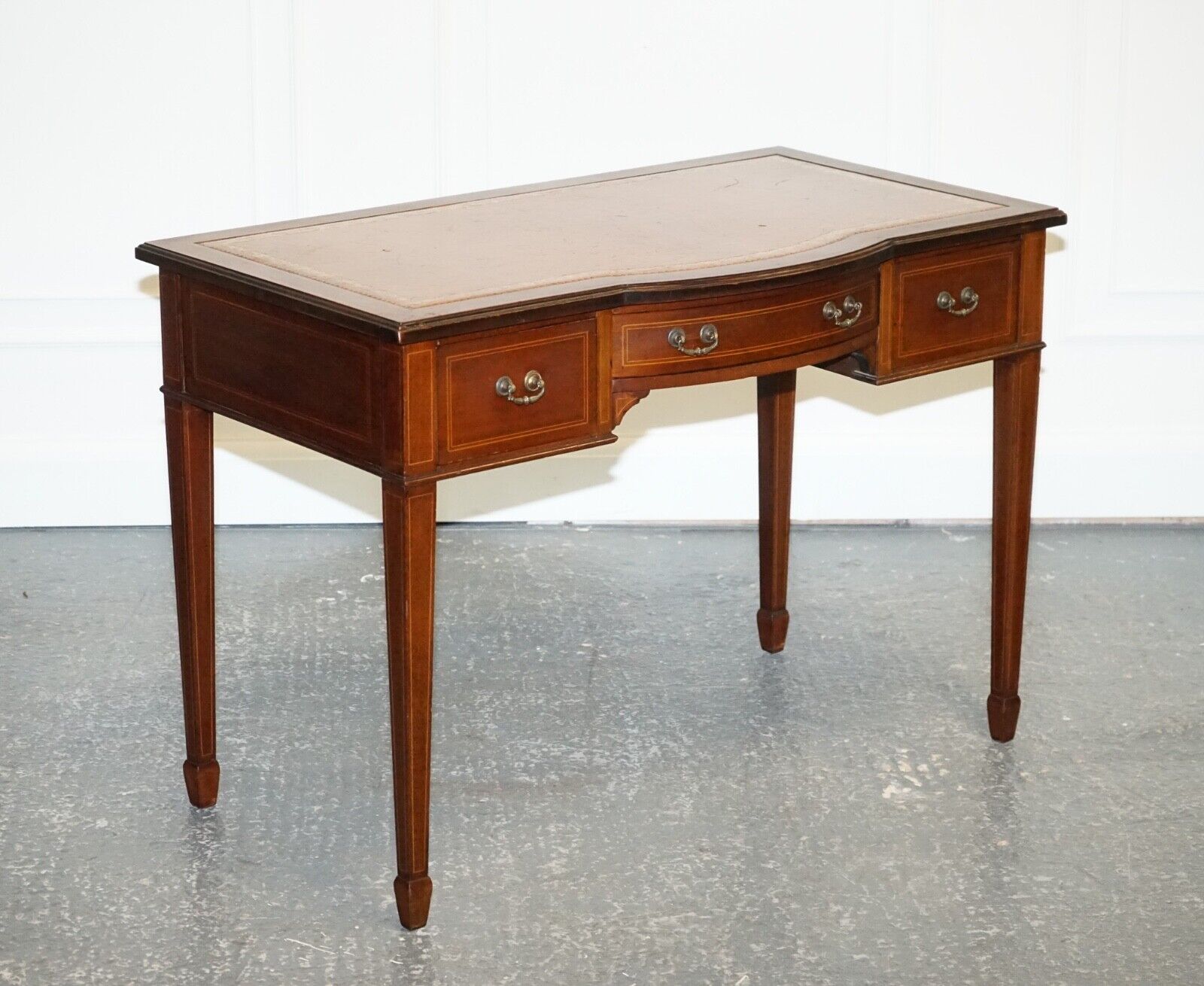 EDWARDIAN 1880s STAMPED MAPLE & CO BROWN LEATHER SHERATON WRITING DESK TABLE