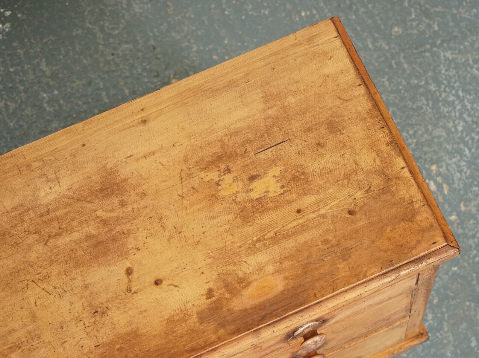 ANTIQUE LATE VICTORIAN PINE CHEST OF DRAWERS WITH ORIGINAL TURNED WOODEN HANDLES