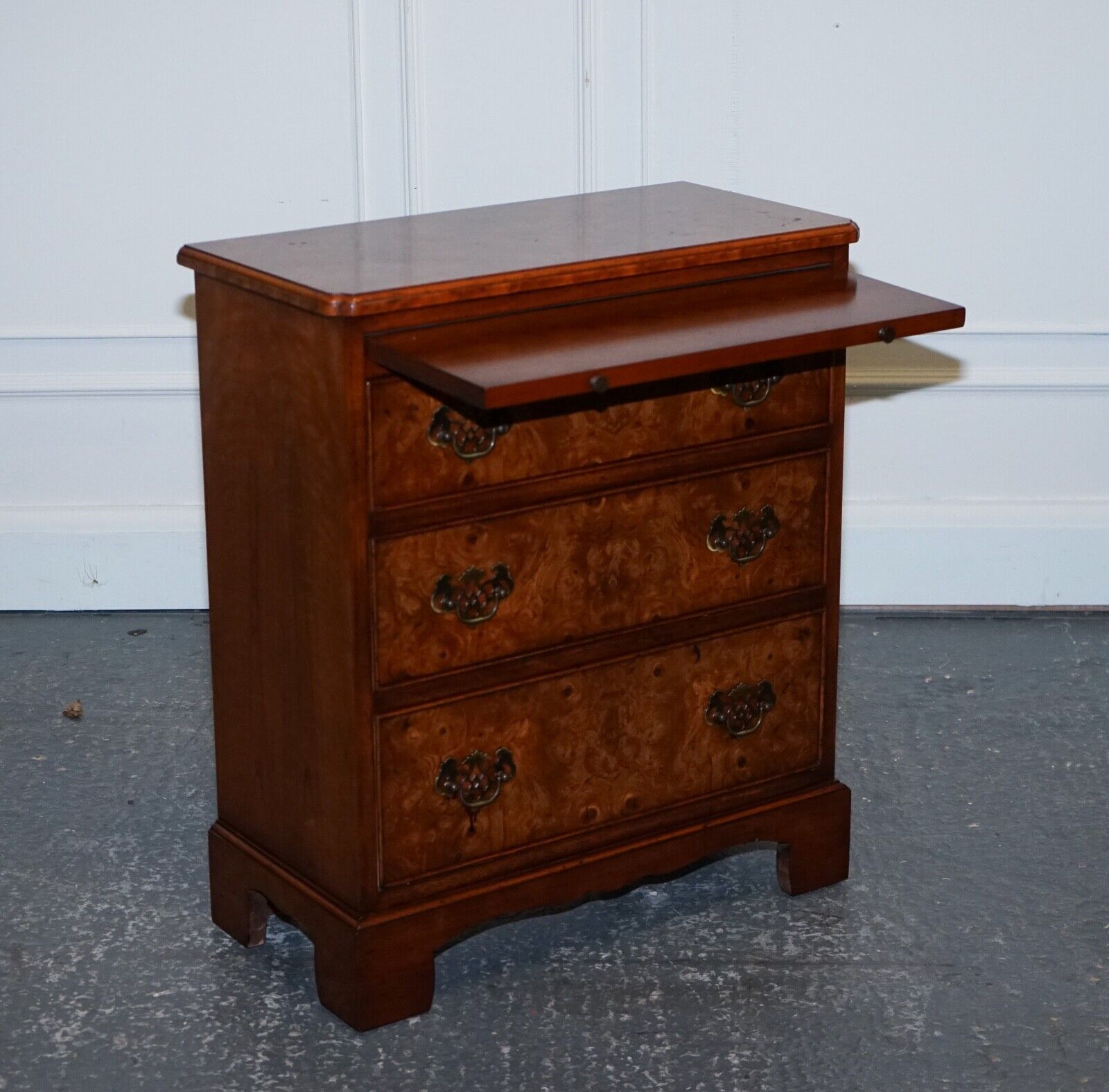 LOVELY VINTAGE BURR WALNUT BACHERLORS CHEST OF DRAWERS WITH A BUTLER SLIDE
