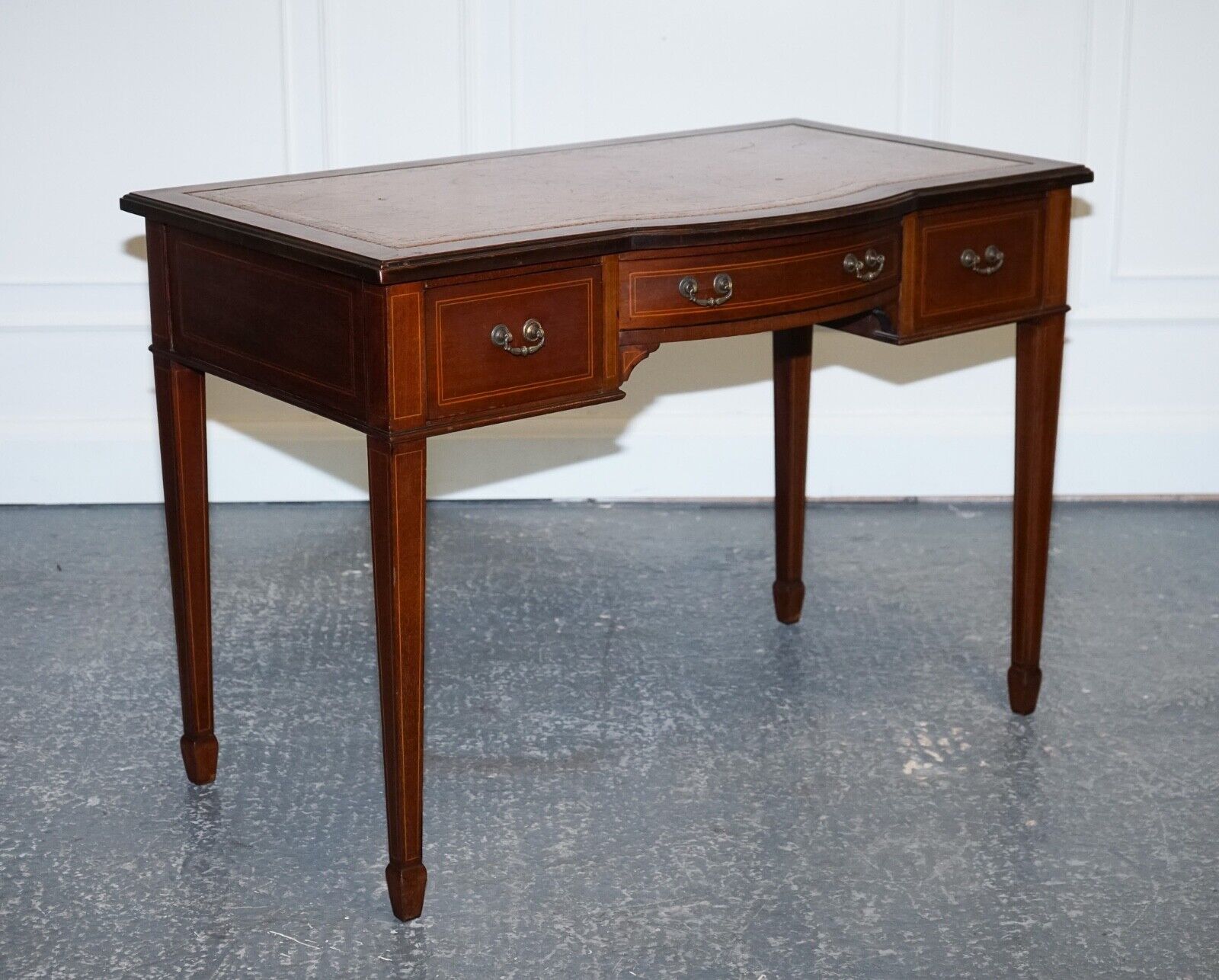 EDWARDIAN 1880s STAMPED MAPLE & CO BROWN LEATHER SHERATON WRITING DESK TABLE
