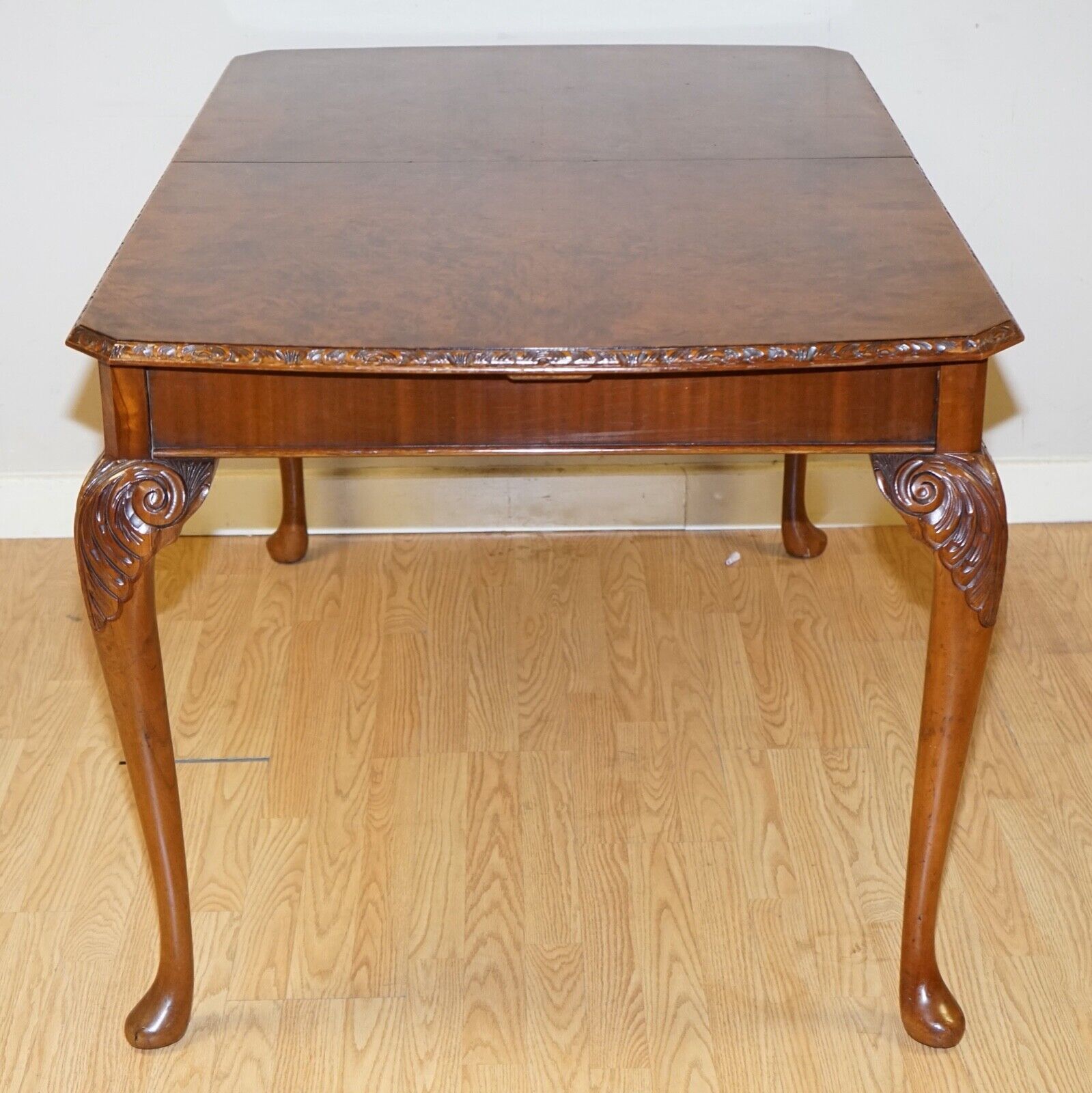 A VERY BEAUTIFUL CIRCA 1930's BURR WALNUT QUEEN ANNE CARVED LEGS DINING TABLE