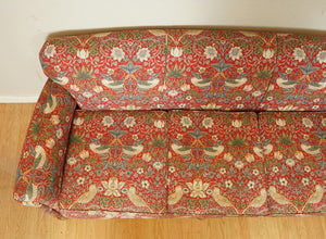 LOVELY COUNTRYHOUSE SOFA UPHOLSTERED IN WILLIAM MORRIS STRAWBERRY THIEF FABRIC