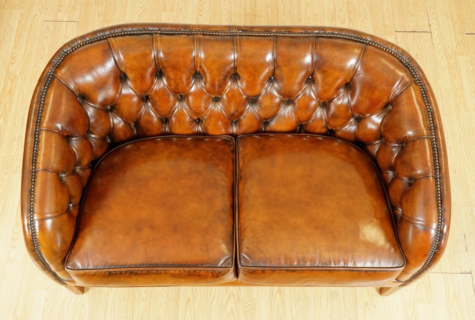 STUNNING FULLY RESTORED HAND DYED WHISKEY BROWN LEATHER TWO SEATER SOFA (2/2)