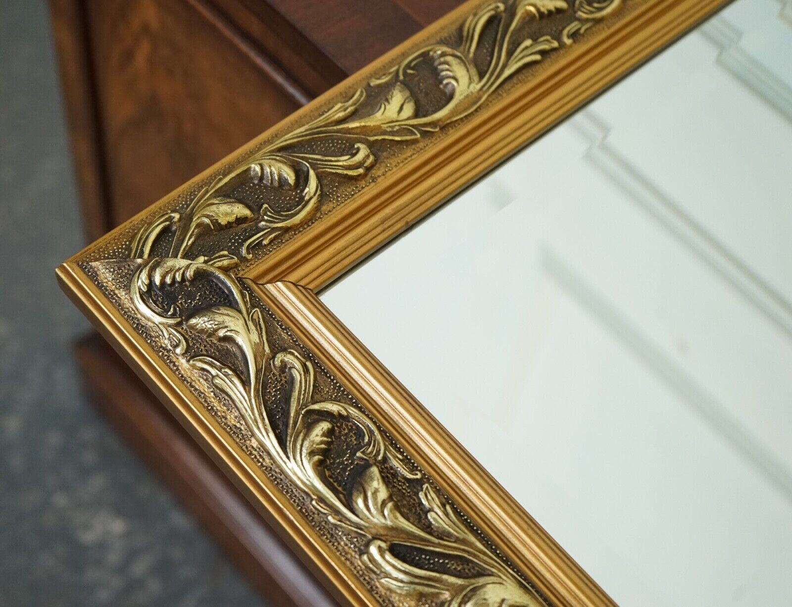 BEAUTIFUL VINTAGE CUSHIONED GILTWOOD BEVELLED MIRROR