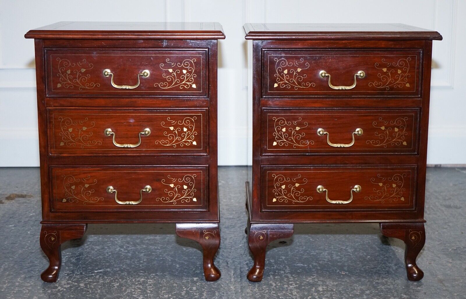 STUNNING PAIR OF BRASS INLIAD ANGLO INDIAN BEDSIDE TABLES NIGHTSTANDS