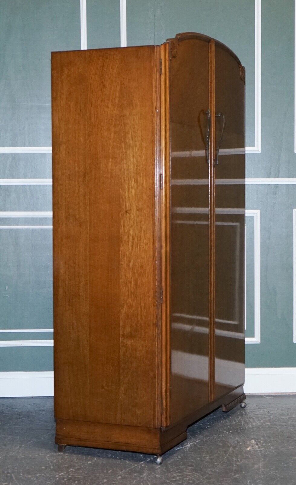 LARGE VINTAGE ART DECO OAK TWO DOOR WARDROBE