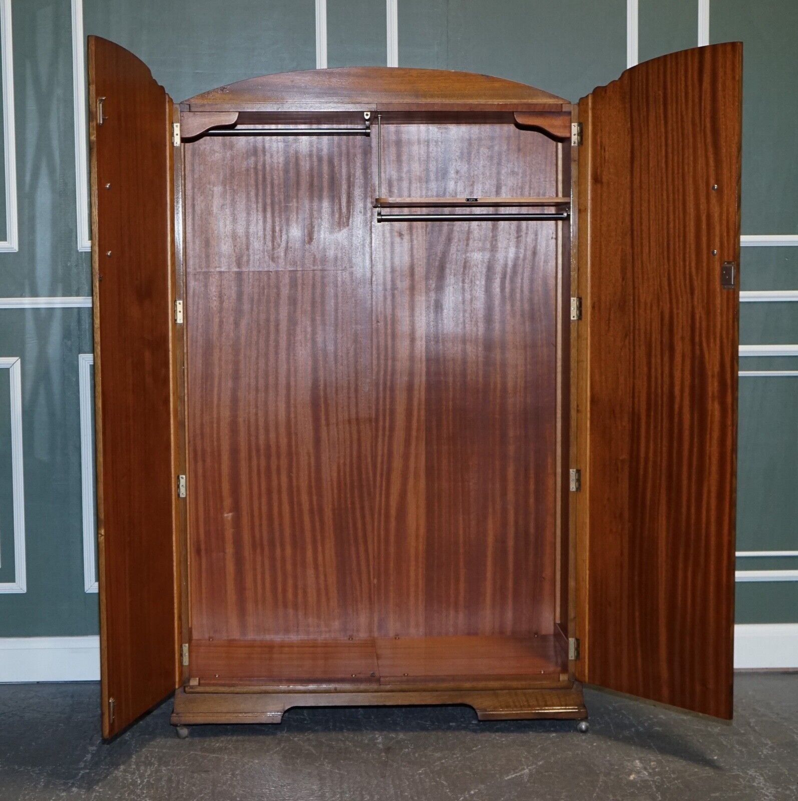 LARGE VINTAGE ART DECO OAK TWO DOOR WARDROBE