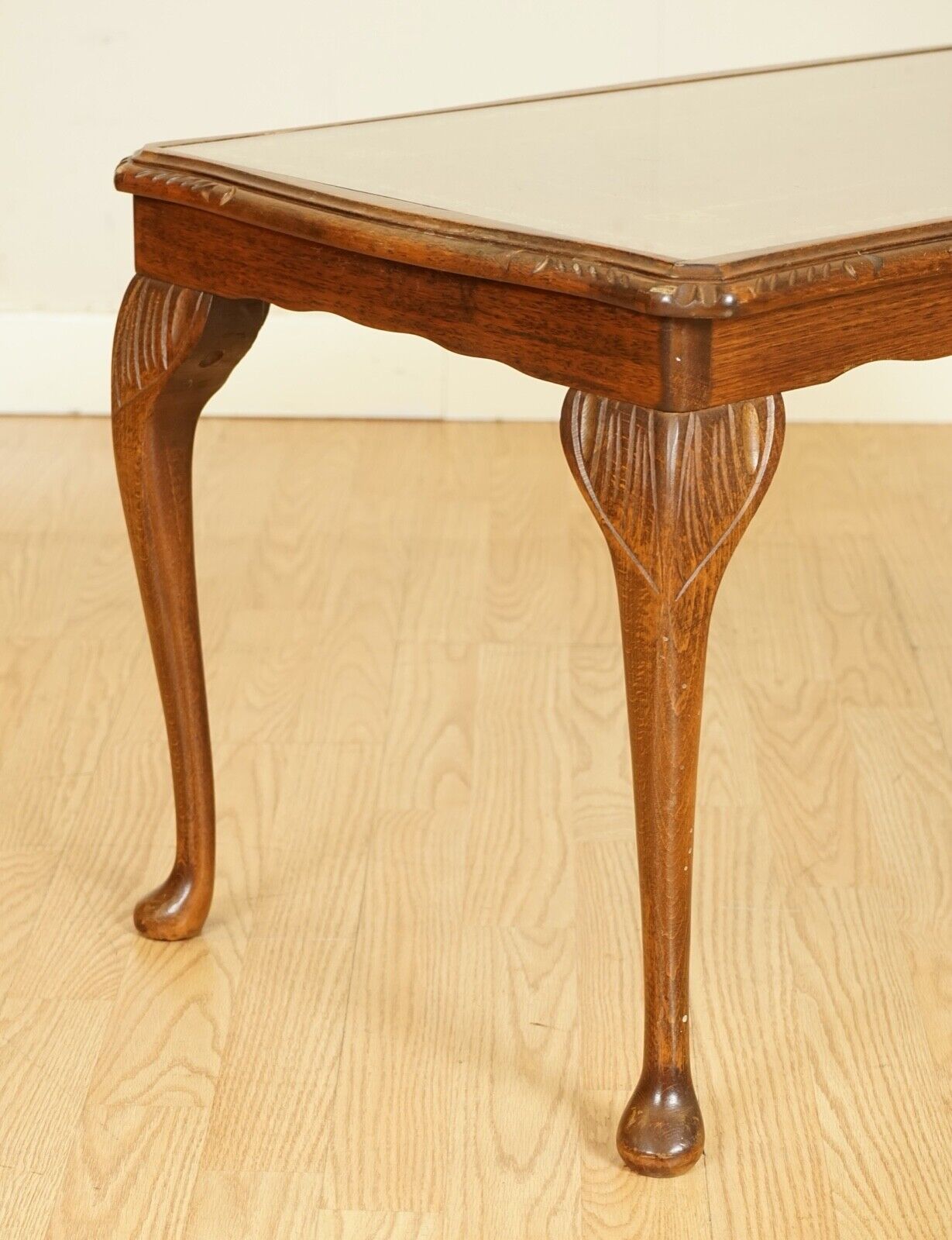STUNNING VINTAGE BROWN LEATHER TOP COFFE TABLE WITH QUEEN ANNE LEGS