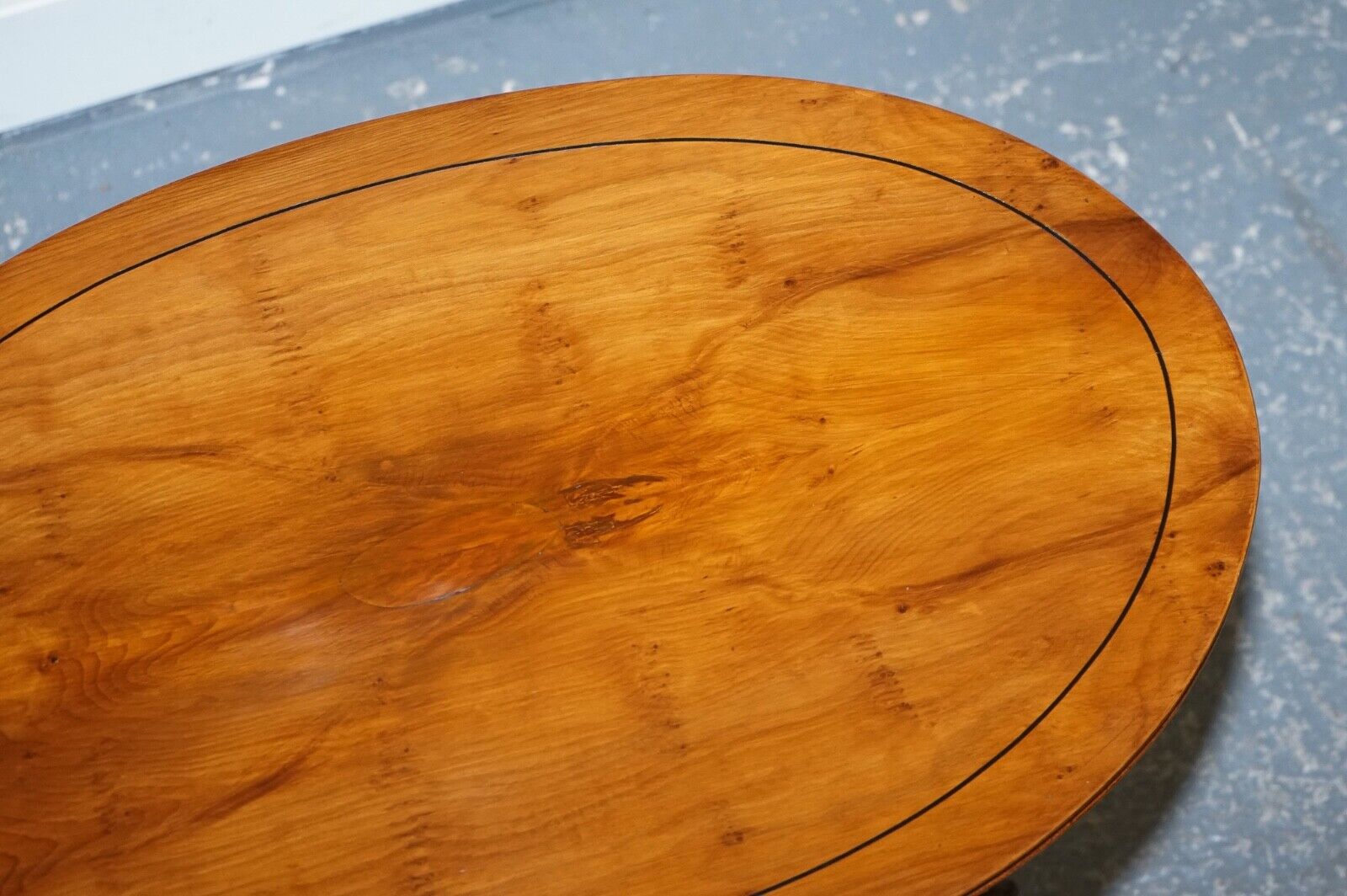 LOVELY VINTAGE OVAL BURR YEW WOOD SIDE TABLE ON TRIPOD LEGS