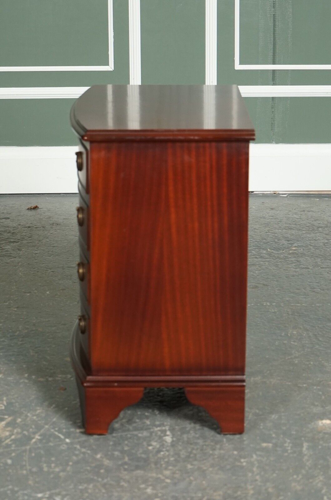 VINTAGE FLAMED MAHOGANY GEORGIAN STYLE CHEST OF DRAWERS END LAMP TABLE