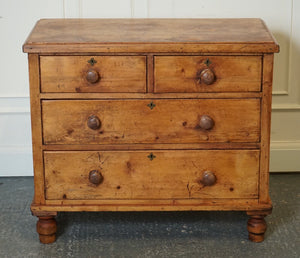 ANTIQUE LATE VICTORIAN PINE CHEST OF DRAWERS WITH ORIGINAL TURNED WOODEN HANDLES