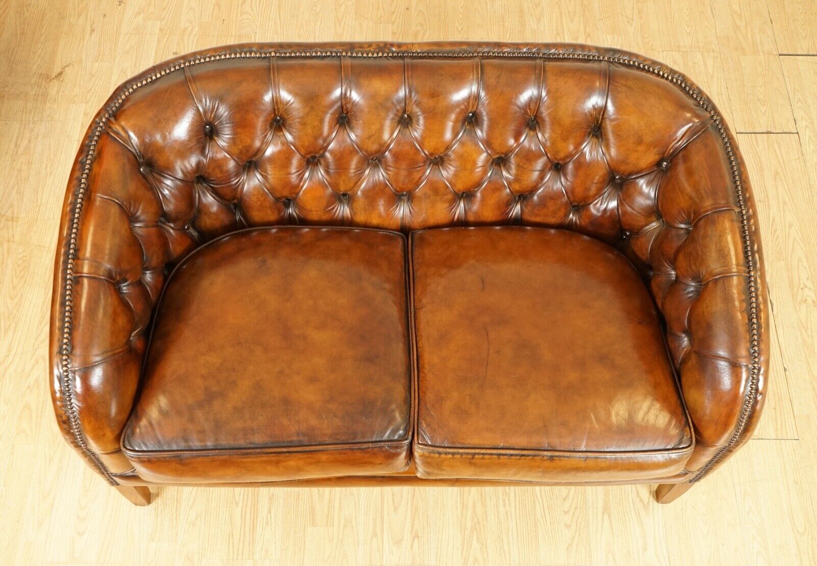 STUNNING FULLY RESTORED HAND DYED WHISKEY BROWN LEATHER TWO SEATER SOFA (1/2)