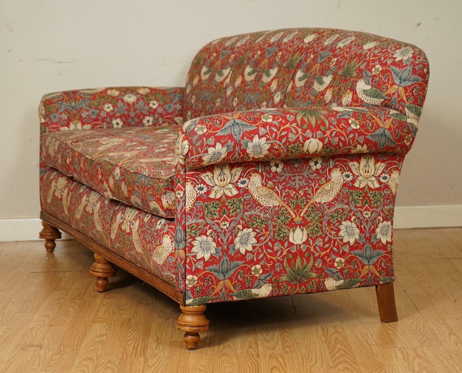 LOVELY COUNTRYHOUSE SOFA UPHOLSTERED IN WILLIAM MORRIS STRAWBERRY THIEF FABRIC