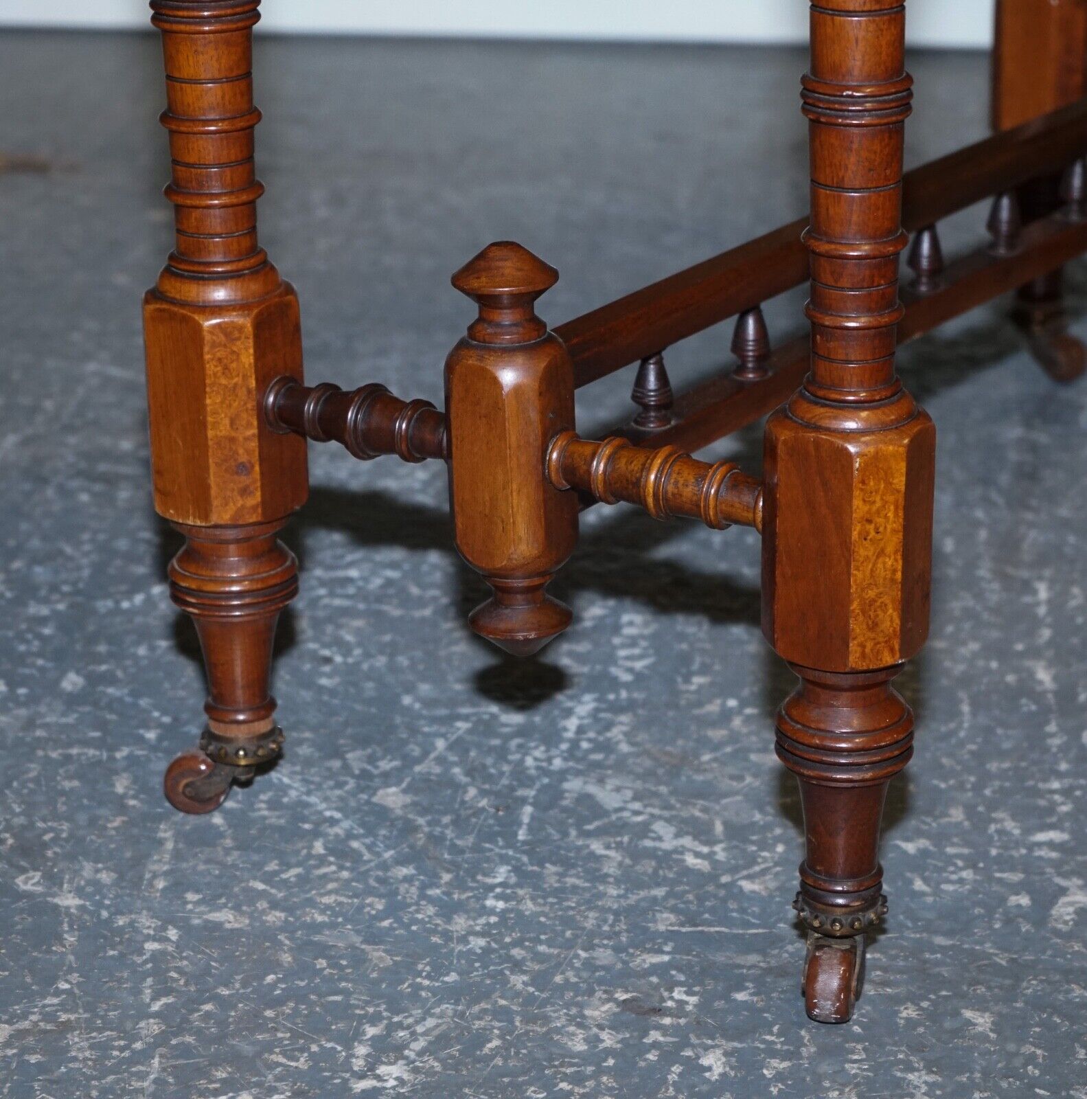 RESTORED VICTORiAN CARVED WALNUT WHATNOT CONSOLE TABLE