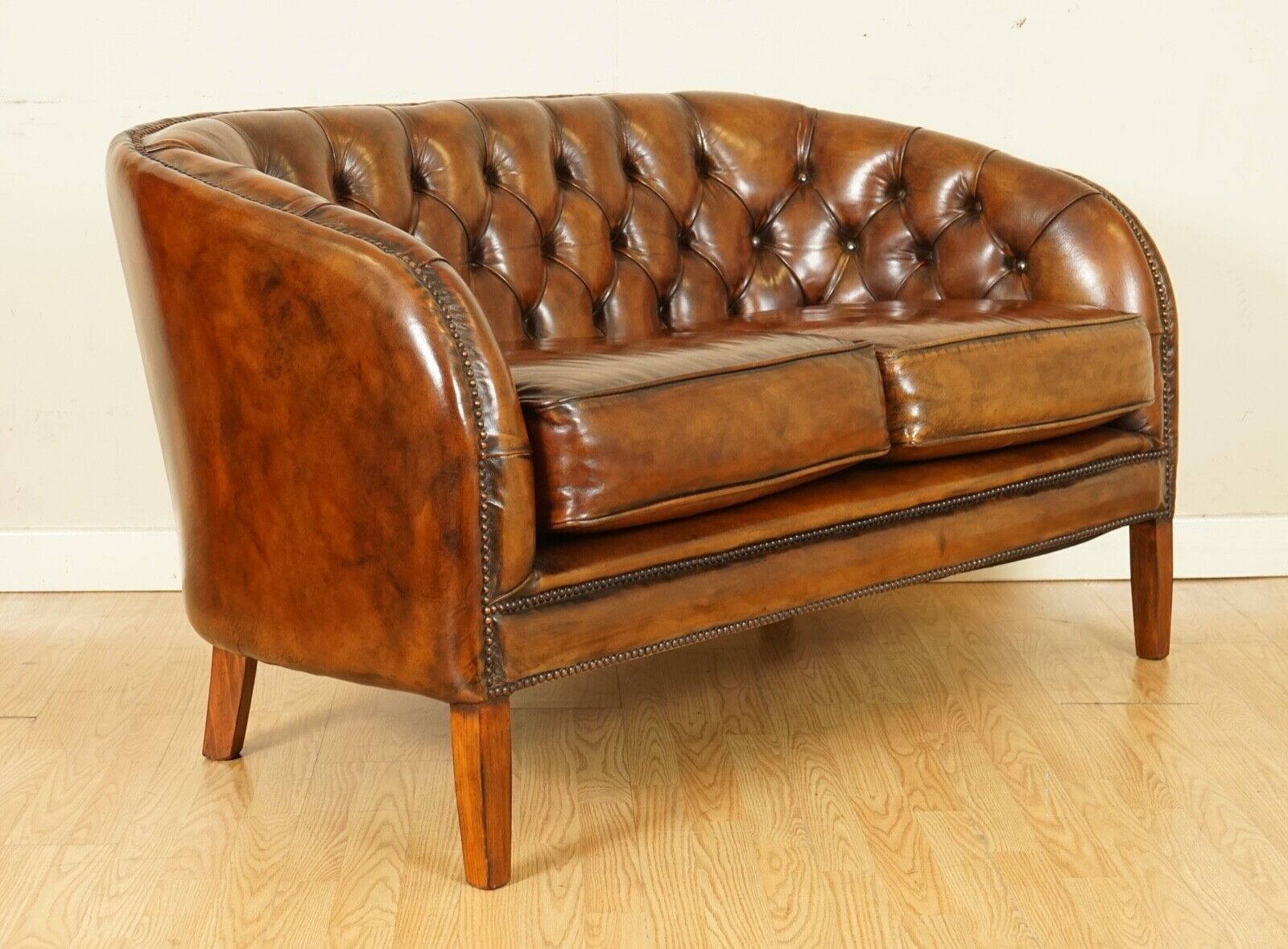STUNNING FULLY RESTORED HAND DYED WHISKEY BROWN LEATHER TWO SEATER SOFA (1/2)